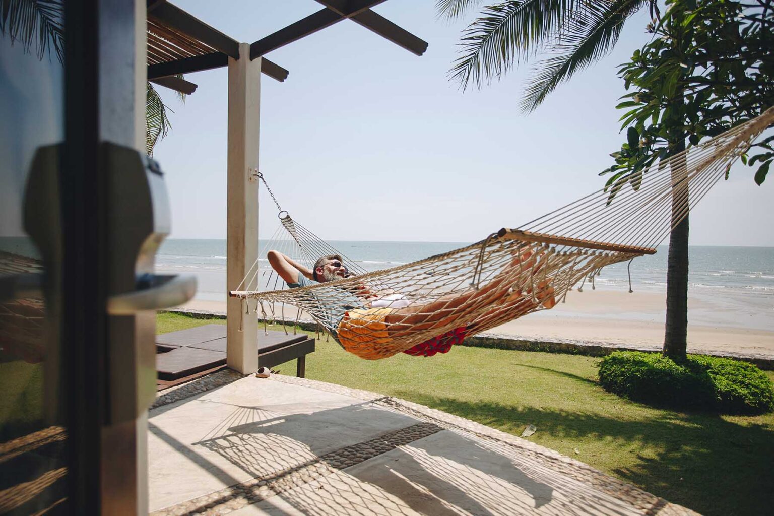couple-relaxing-in-a-hammock-by-the-beach-UFK7YHB.jpg